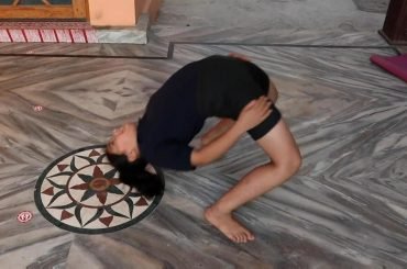 Young Indian gymnast shows off amazing flexibility