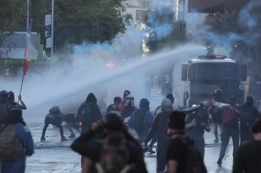 deploy (군대•무기를) 배치하다 (place troops or weapons in battle formation)